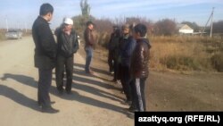 Взрослые жители дома пенсионерки Умитгуль Альмагамбетовой и их сторонники не позволяют снести его. Кызылорда, 25 октября 2014 года. 