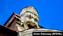 Element Art Nouveau în așteptarea consolidării și restaurării (zona Lipscani), București.