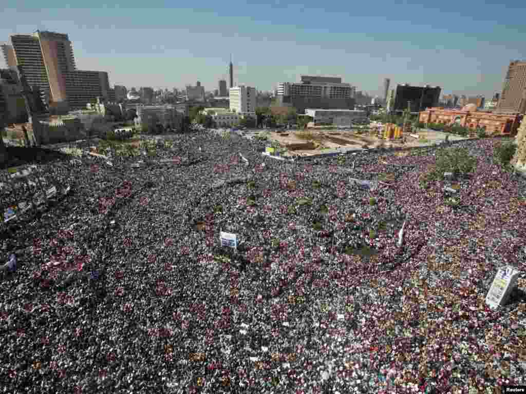 Egipat - Tisuće Egipćana okupilo se danas na redovnim molitvama petkom, poslije kojih su na centralnom kairskom trgu Tahrir najavili marš pobede, u znak obilježavanja sedam dana od kako je dugogodišnji lider Hosni Mubarak napustio vlast, 18.02.2011. Foto: Reuters / Suhaib Salem 