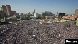 Тунис мененЕгипетте башталган толкундоолор араб өлкөлөрүндө чынжырдай уланууда. ( Сүрөттө: Каирдеги "Жеңиш маршы", 18-февраль.)
