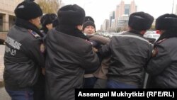 Полицейские задерживают Дулата Агадила у места предполагаемой протестной акции. Нур-Султан, 26 октября 2019 года.