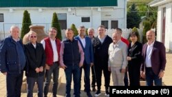 Liderii PSD fără mască și distanță socială, într-un grup mai mare de 8 persoane