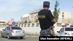 Сотрудник милиции в Бишкеке. Иллюстративное фото. 