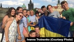 Діти українських військових, що загинули на війні на Донбасі, на канікулах у Празі у колі нових друзів