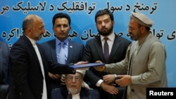 امضای توافقنامه صلح توسط حکومت و حزب اسلامی