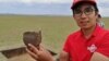 Археолог Айбар Қасеналин археологиялық қазба орнында тұр. Сурет оның жеке мұрағатынан алынды.