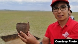 Археолог Айбар Қасеналин археологиялық қазба орнында тұр. Сурет оның жеке мұрағатынан алынды.