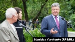 Петро Порошенко (п) на зустрічі Геннадієм Афанасьєвим і Юрієм Солошенком (л) у Києві після звільнення їх із російської в'язниці