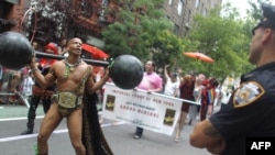 Гей-парадты полиция қызметкері бақылап тұр. Нью-Йорк, 26 маусым 2011 жыл