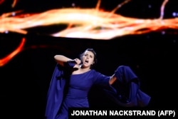 Представительница Украины Джамала исполняет песню «1944» во время генеральной репетиции песенного конкурса «Евровидение 2016», на котором она одержала победу. Стокгольм, Швеция, 13 мая 2016 года