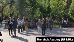 Жители Алматы в сквере напротив бывшего здания НКВД. Алматы, 3 октября 2018 года.