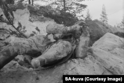 Cadavrul înghețat al unui soldat sovietic