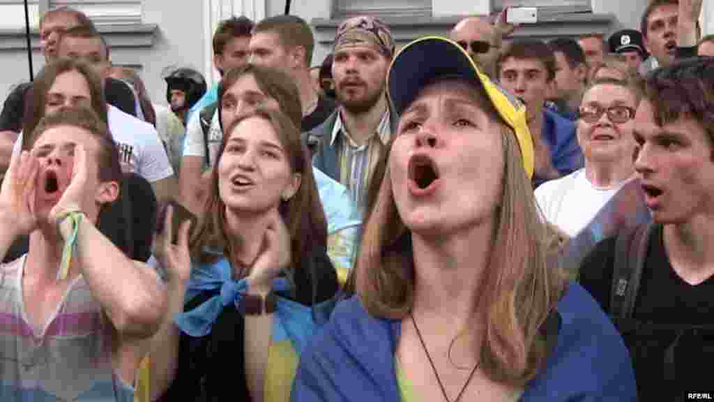 Ukrainian protesters chanting anti-Putin slurs outside Russia&#39;s consulate in Kharkiv. (RFE/RL&#39;s Ukrainian Service)