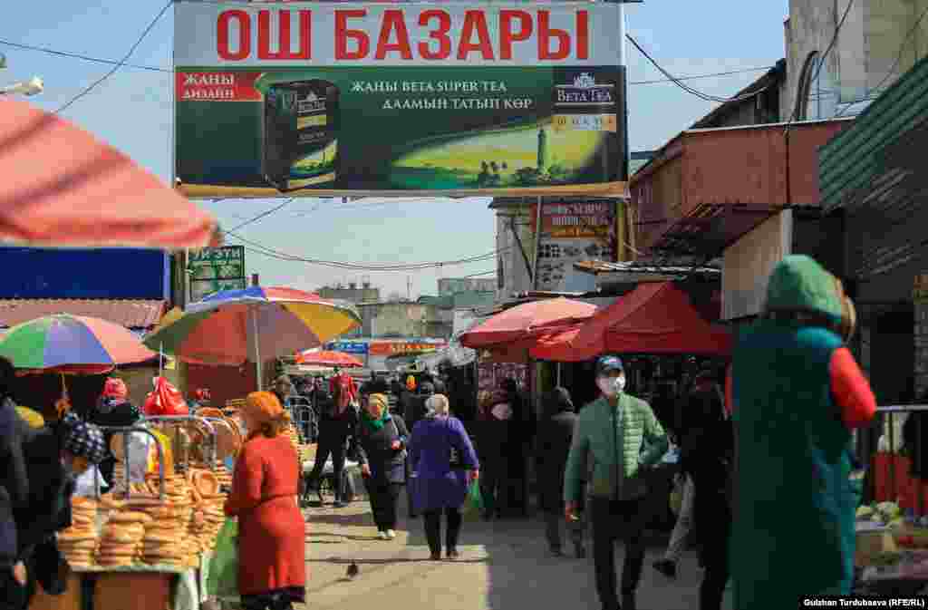 Карантинге карабай Ош базарында соода кызыган учур.&nbsp;