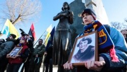 У день відкриття пам'ятника у Бабиному Яру діячу ОУН, поетесі Олені Телізі (1906–1942). Київ, 25 лютого 2017 року