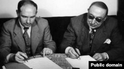 İranın baş naziri Əhməd Qəvam və səfir Ivan Sadchikov 1946-cı ildə İranın Sovet qoşunları tərəfindən işğalının bitməsinə dair sənəd imzalamışdılar.