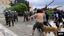 Архивска фотографија: Судири меѓу демонстрантите и полицијата во Атина на 15 јуни 2011 година.