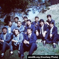 Қодир Мирашуров ўзбек санъаткорлари даврасида