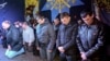Бойцы "Беркута" на площади во Львове просят прощения