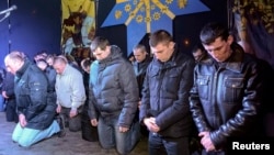 Бойцы "Беркута" на площади во Львове просят прощения