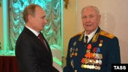 Владимир Путин поздравляет Дмитрия Язова с 90-летием, Москва, ноябрь 2014 года.