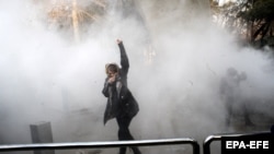Një protestuese në Iran