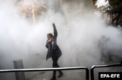 اعتراضات دی ماه؛ منتقدان می‌گویند اعتراضات شهروندان ایرانی جایی در پوشش خبری تنها رسانه رادیویی و تلویزیونی خود این کشور پیدا نمی‌کند