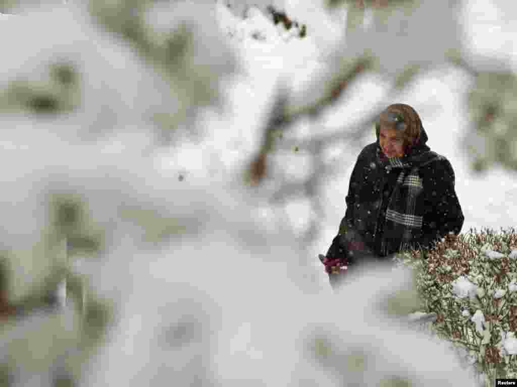 Iran - Snježno nevrijeme u Teheranu,16.01.2011. Foto: Reuters / Caren Firouz 