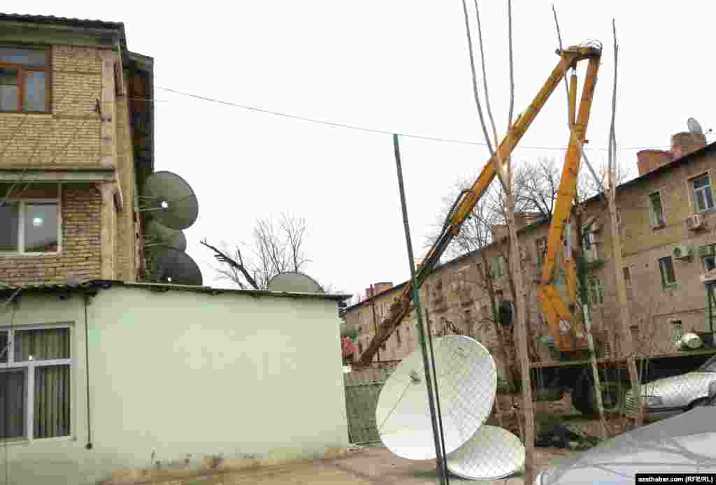 Degişli remsiler ýörite ulaglar bilen çanak antennalary hem söküp aýyrýarlar.