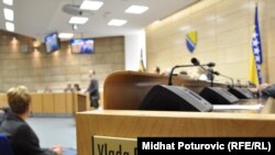 Bez obzira što je očito da u Vladi i vlasti Federacije postoje ozbiljni problemi, te da je dalje funkcionisanje dovedeno u pitanje, još niko od izabranih nije ponudio ostavku, Fotografije: Midhat Poturović