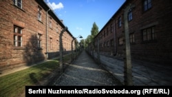 На території колишнього нацистського концтабору Аушвіц-Біркенау біля міста Освенцима (Польща) тепер діє музей
