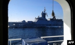 Корабль ВМФ России у берегов острова Готланд, сфотографированный с борта финского научного судна. Сентябрь 2014 года