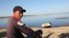 Село Атакорган находится в 10&ndash;12 километрах от озера Айдарколь (Айдаркуль).&nbsp;Озеро расположено прямо посередине Кызылкумов. Местное население называет водоем бирюзовым морем пустыни.<br />
<br />
На фото: Нуркен, житель Атакоргана, приехал на берег озера.