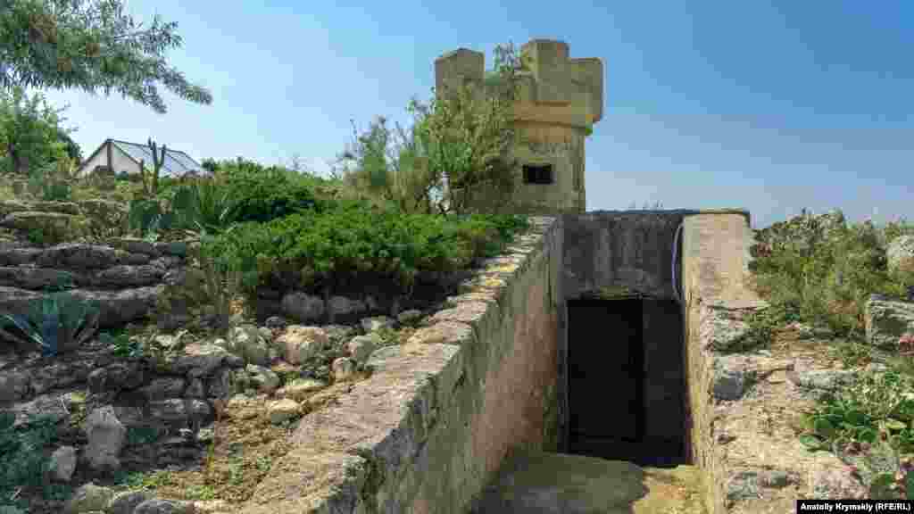 Вхід у бункер колишнього командного пункту артилерійського залізничного дивізіону Чорноморського флоту. КП був побудований у 1949 році й функціонував на території античного городища понад десять років