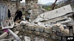 Нагорный Кврабах - Житель села Талыш на развалинах своего дома, 6 апреля 2016 г․