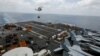 یک هلی‌کوپتر پوما در حال انتقال محموله به عرشه ناو هواپیمابر آبراهام لینکلن؛ خرداد ۹۸ دریای عرب