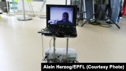Користувач з інвалідністю контролює робота зі свого ліжка на відстані 200 кілометрів, Лозанна, Швейцарія