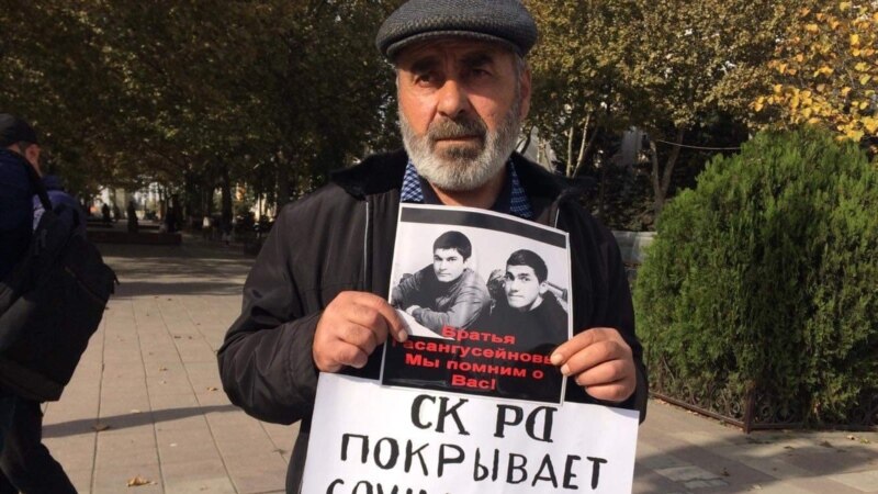 В Махачкале отец убитых братьев Гасангусеновых провел акцию протеста
