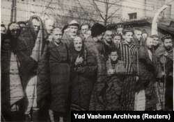 Освенцим (Auschwitz) концлагеринде жаңыдан боштондукка чыккан абактагылар. Польша. 1945. Reuters.