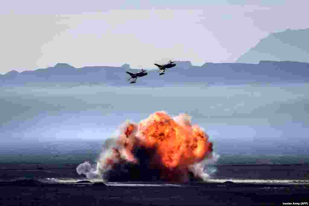 Iranian planes take part in military exercises over Isfahan, some 400 kilometers south of the capital, Tehran, on January 28. (AFP)