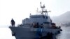 Корабль греческой береговой охраны с беженцами на борту после спасательной операции приближается к острову Лесбос, 8 февраля 2016 года