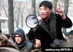 Гражданский активист Саламат Омашев выступает на митинге. Алматы, 25 февраля 2012 года.