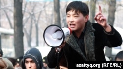 Гражданский активист Саламат Омаш на митинге. Алматы, 25 февраля 2012 года.