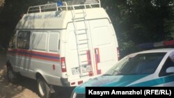 Микроавтобус пожарно-технической экспертизы и полицейский автомобиль. Иллюстративное фото. 