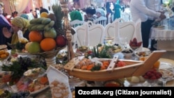 Гости за столом на свадьбе в Узбекистане.