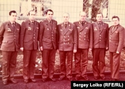 Виктор Чершнев (второй слева) и другие офицеры, 1988