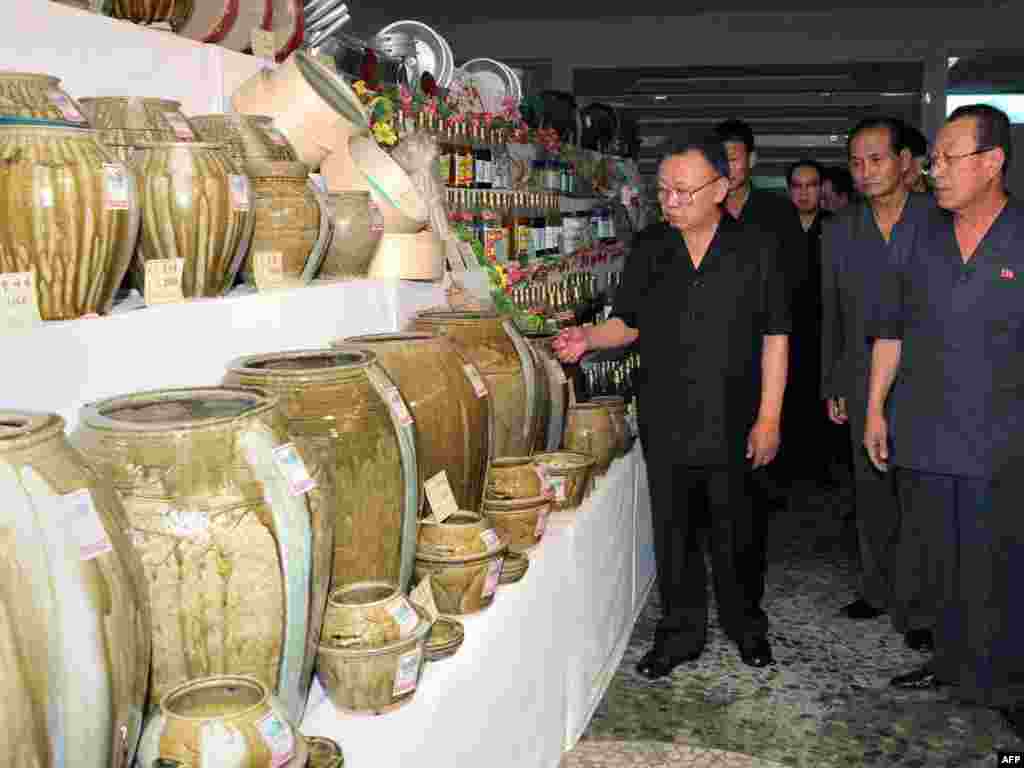 Kim visits the South Hamgyong Provincial Consumer Goods Exhibition in South Hamgyong Province.