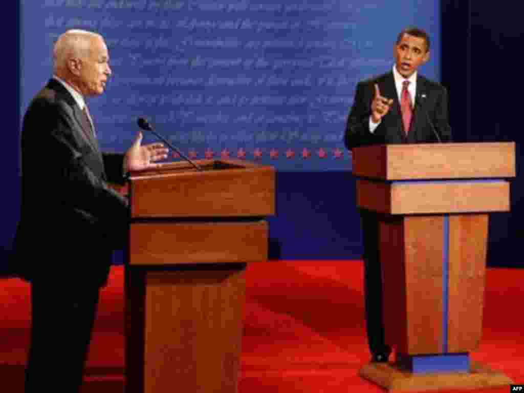 The two candidates clashed on foreign policy with regard to the United States' war in Iraq and the debate over Iran's nuclear program.