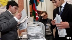 Члены избирательной комиссией сортируют бюллетени после завершения голосования на референдуме. Баку, 18 марта 2009 года.
