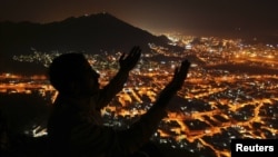 Меккеге қажылыққа барған адам. Сауд Арабиясы, 9 қараша 2010 жыл. (Көрнекі сурет)